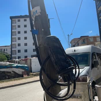 Sokakta Çocukların Erişebileceği Düşük Kablolar Ve Altyapı Yokluğu Nedeniyle 80 Daire İnternetsiz