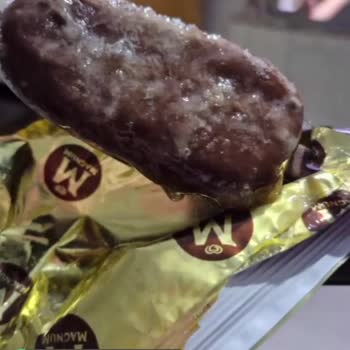 Magnum Dışı Yapışkan İçinden Ve Tadından Da Bozuk Olduğu Anlaşılıyor