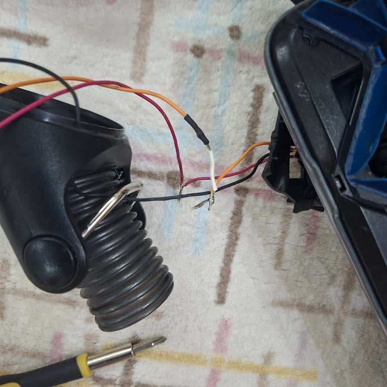 Philips Şarjlı Süpürge Kablo Kopması Ve Başlık Arızası Tekrar Tekrar Mağdur Ediyor