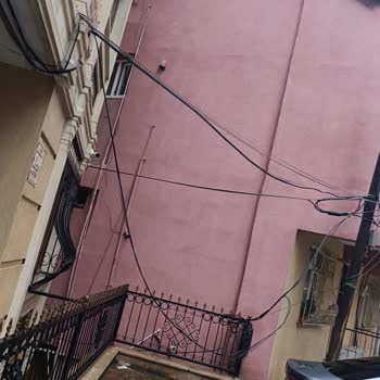 TurkNet Kabloları Bina Önünde Engel, Görüntü Kirliliği Ve Güvenlik Tehdidi
