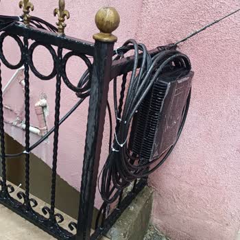 TurkNet Kabloları Bina Önünde Engel, Görüntü Kirliliği Ve Güvenlik Tehdidi