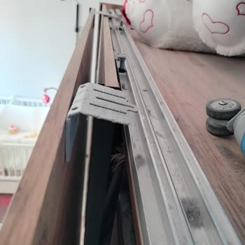Vivense'den Kırılan Dolap Tekerleği İçin Yedek Parça Temin Edilemiyor Ve Güvenlik Riski Oluştu
