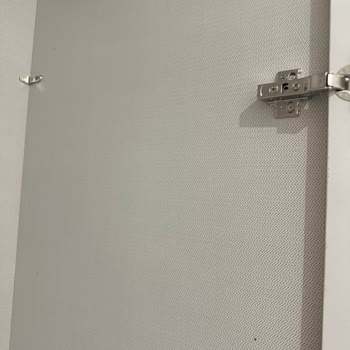 Dolabımda Montaj Hatası Nedeniyle Uyumsuz Delikler Ve Estetik Bozulma