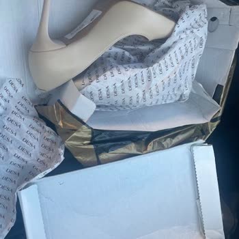 Lüks Stiletto Ayakkabıda Yırtık Paket Ve Çizik Sorunu