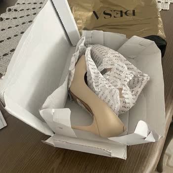 Lüks Stiletto Ayakkabıda Yırtık Paket Ve Çizik Sorunu