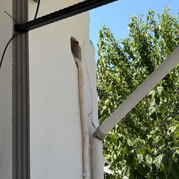Daikin Klima Montajı Sonrası Duvara Bırakılan Kocaman Delik Ve Lekeler