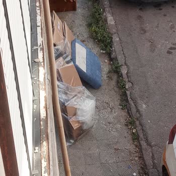 Mithatpaşa Mahallesinde Çöp Konteyneri Yanına Sürekli Eşya Ve Moloz Dökülmesi