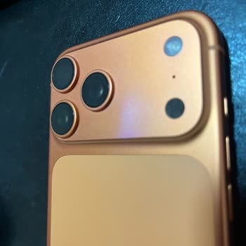 Kozmik Turuncu Telefonumda Renk Solması Apple’ın Kullanıcı Hatası İddiasına Karşı