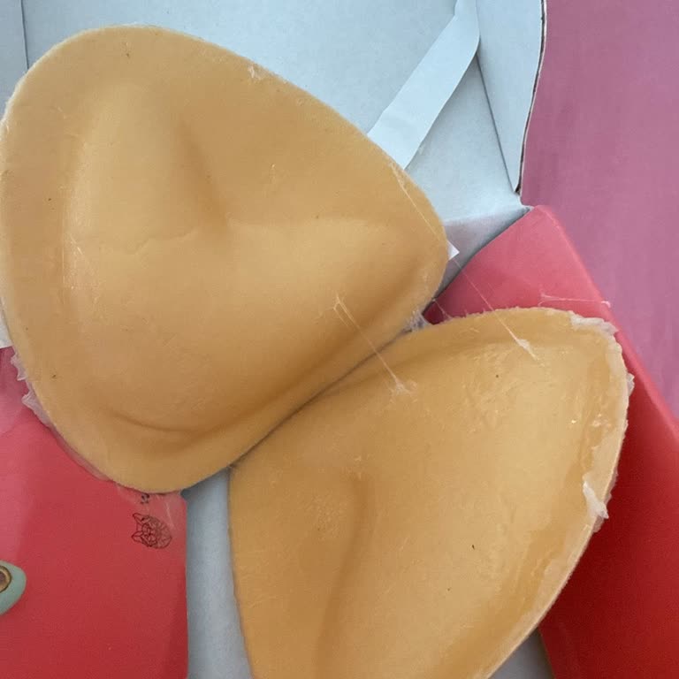 Aşırı Yapışkan Göğüs Pedinin Cilde Ve Kıyafete Zarar Vermesi