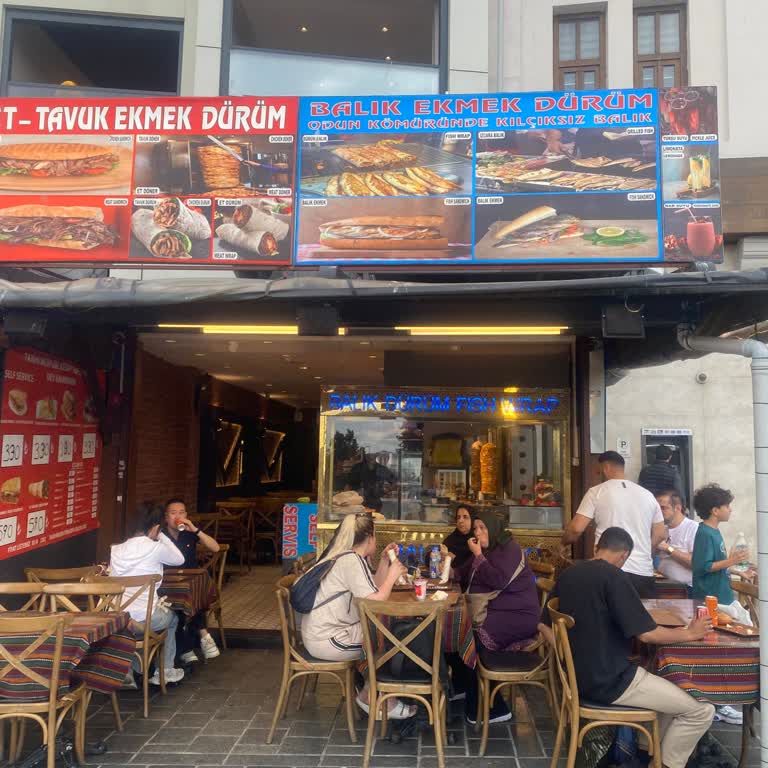 Kasa Sorumlusunun Sert Üslubu Ve Düşük Yemek Kalitesi