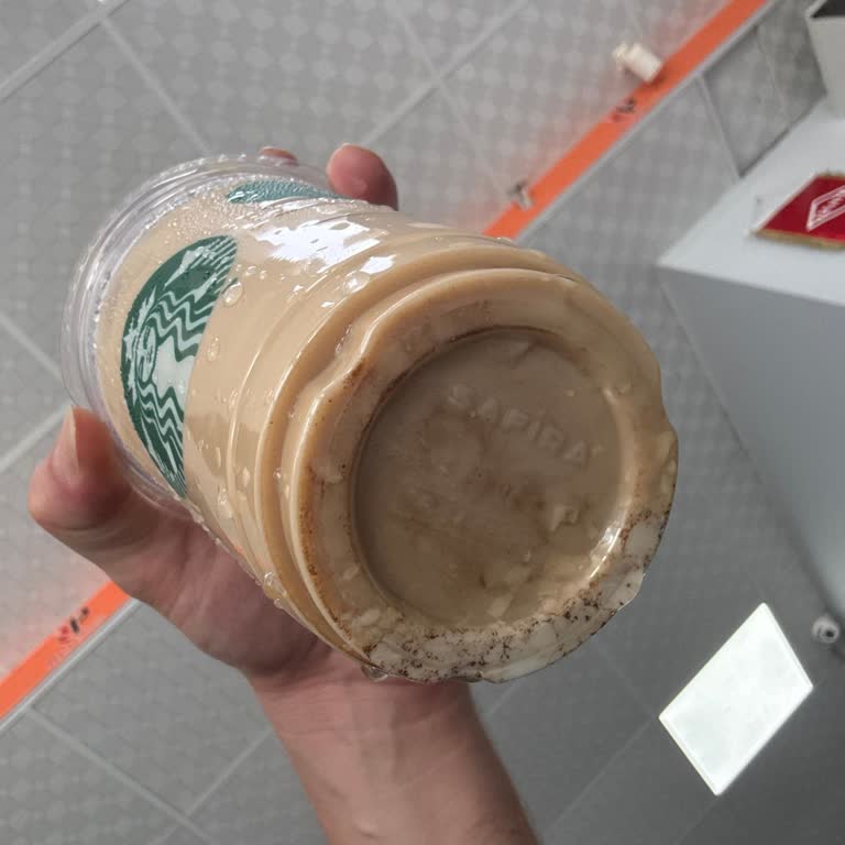 Starbucks Kahvemde Beyaz Katı Parçalar: Sağlık Ve Hijyen Endişesi