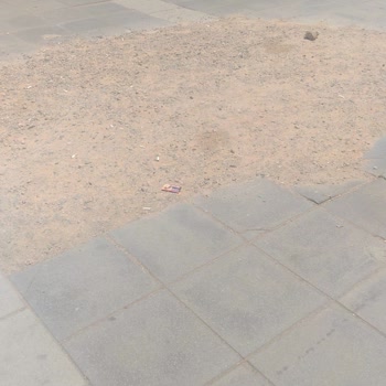 Karşıyaka'da Bakımsız Kaldırım İnsanları Yaralıyor