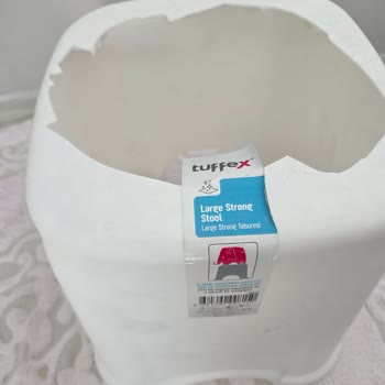 250 Kilogramlık Taahhütlü Tabure İlk Kullanımda Kırıldı Ve Kullanıcıyı Yaraladı