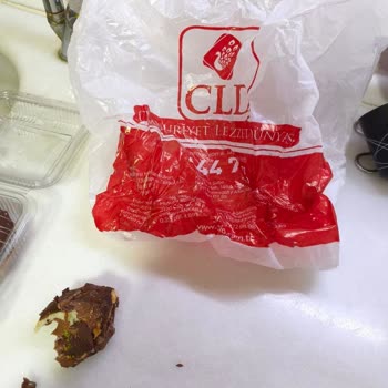 Alman Pastasının Kremasından Çıkan Büyük Metal Parça Ciddi Sağlık Tehlikesi