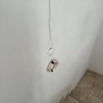 İzin Alınmadan Ortak Alana Bırakılan Fiber Kabloların Gizlenmesi Gerekiyor