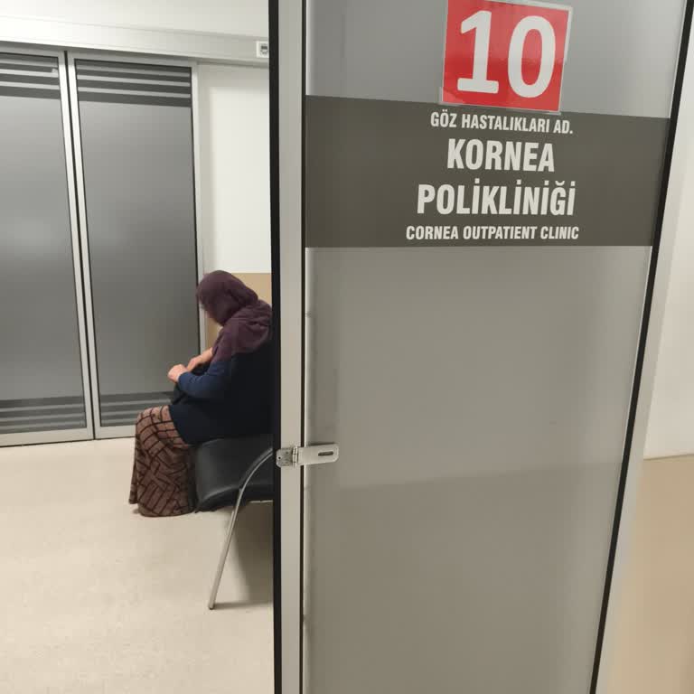 Sürekli Randevu Saatine Uymayan Doktorlar Yaşlı Hastaları Bekletiyor