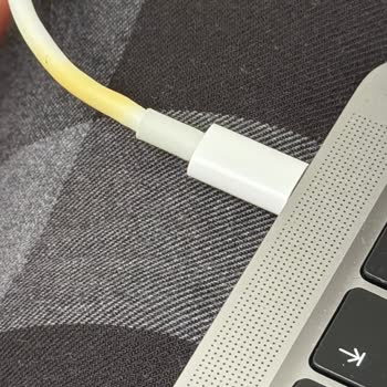 Apple Akasya Mağazasında Şarj Kablosu Kontrolü Reddedildi