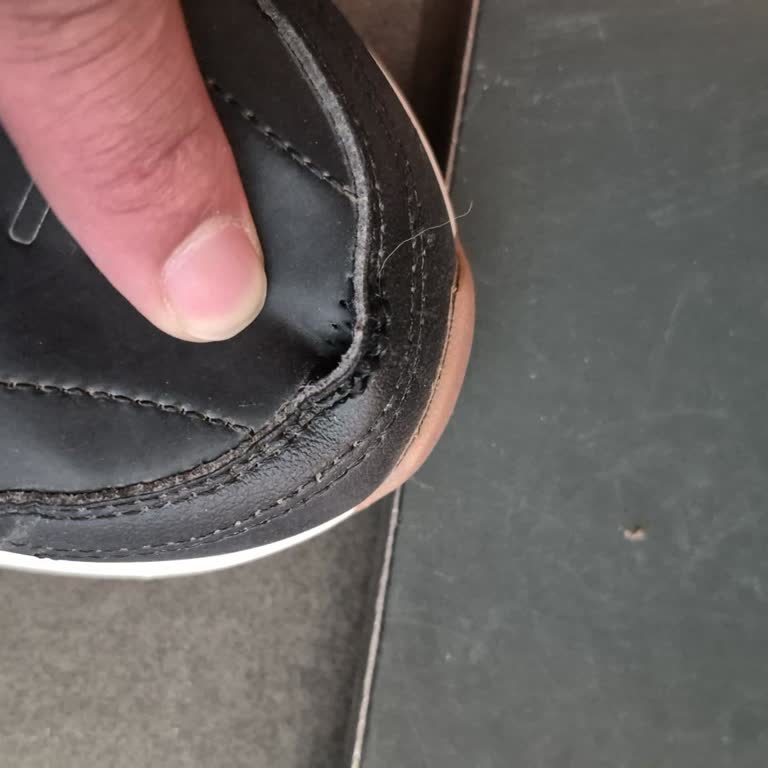 Reebok Ayakkabımın Dikiş Sorunu Mağaza Tarafından Kullanıcı Hatası Olarak Reddedildi
