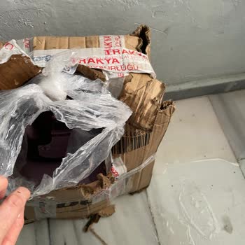 Sürat Kargo İle Kırık Deterjan Kutusu Ve Kirli Teslimat