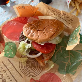 Burger King Hamburgeri Dağılmış Ve Şekli Bozulmuş