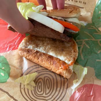 Burger King Hamburgeri Dağılmış Ve Şekli Bozulmuş