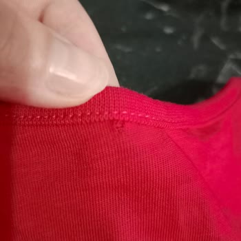 Teslim Edilen Kırmızı Kısa Kollu Ürünün Yırtık Olması Ve Acil Değişim İsteği