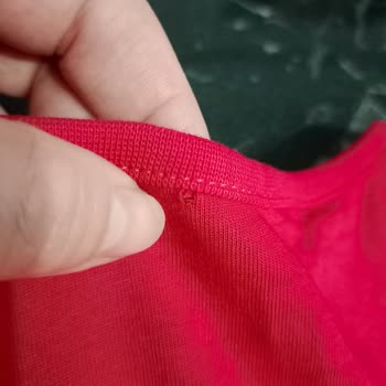 Teslim Edilen Kırmızı Kısa Kollu Ürünün Yırtık Olması Ve Acil Değişim İsteği