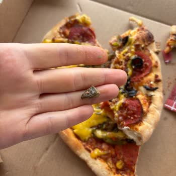 Pizza İçinde Taş Parçası Çıkması Dişimi Kırdı Ve Güvenimi Sarstı