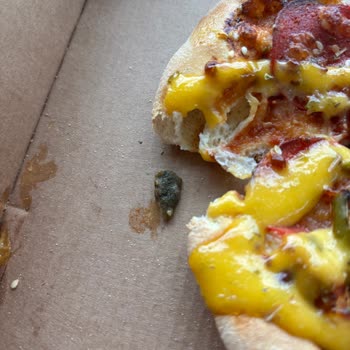 Pizza İçinde Taş Parçası Çıkması Dişimi Kırdı Ve Güvenimi Sarstı