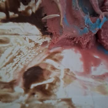 Doğal Yeşil Fırın Şubesinde Dondurmanın İçinde Plastik Parça Çıktı