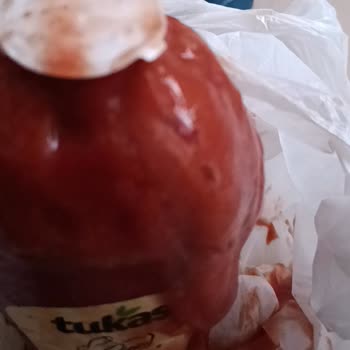 Ambalajı Şişen Ve İçeriği Fışkıran Ketçap Üzerine Sağlık Riski Ve Geri Çekilme Talebi