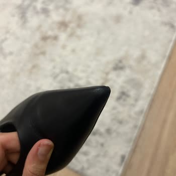 Derisi Bir Saatte Soyulan Ayakkabının Tam İadesi Talebi