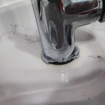 Kale Mutfağındaki Batarya Parçası Çürüdü, Su Sızıntısı Ve Servis Yanıtı Yok