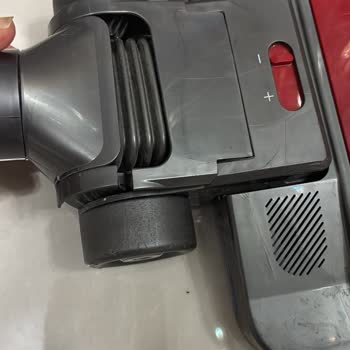 Dyson Big Ball Süpürgenin Başlığı Kendi Kendine Çatladı