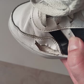 Adidas Ayakkabıda Hızlı Aşınma Ve Hepsiburada'nın Çözüm Sürecindeki Yetersizlik