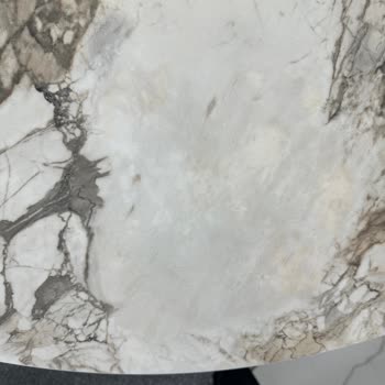 Beyaz Mermer Desenli Masa Beklerken Kahverengi Tonlu Masa Teslim Edildi