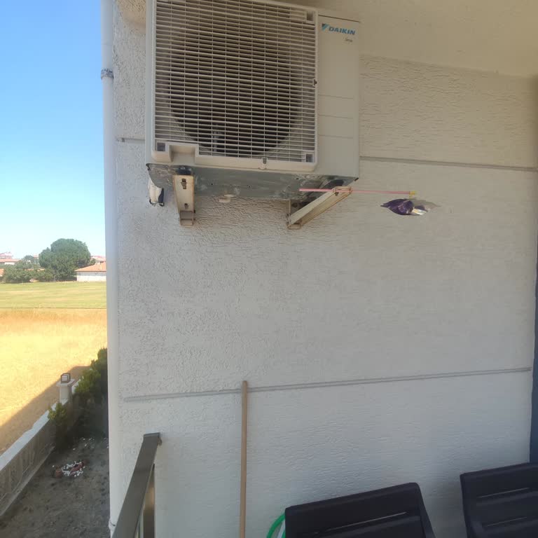 Balkon Üzerinde Yanlış Daikin Dış Ünitesi Montajı Ücretsiz Düzeltme İstemi