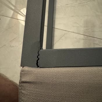 Şiraze Halı Bağlar Şubesinde Kırık Puf Ve Kaba Personel Davranışı