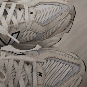 New Balance 9060 Modelinde Hızlı Renk Değişimi, Yan Açılmalar Ve Garanti Reddi