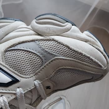 New Balance 9060 Modelinde Hızlı Renk Değişimi, Yan Açılmalar Ve Garanti Reddi