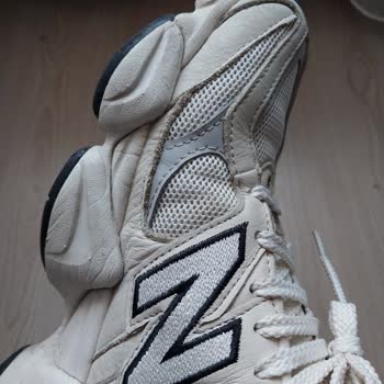 New Balance 9060 Modelinde Hızlı Renk Değişimi, Yan Açılmalar Ve Garanti Reddi