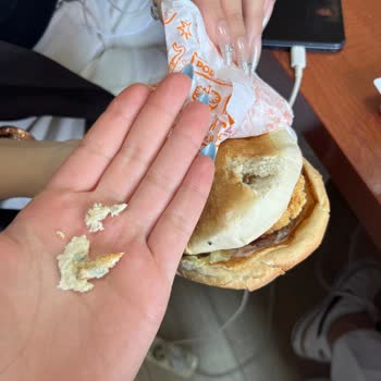 Küflü Ekmekli Popeyes Burgerine İade Talebi
