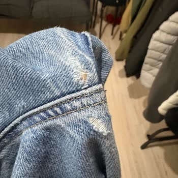 Mavi Kot Pantolonun Ağ Bölümünde Anormal Yırtıklar