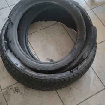 Patlayan Lastik Ve Bayinin Saygısız 'Sadaka' Açıklaması