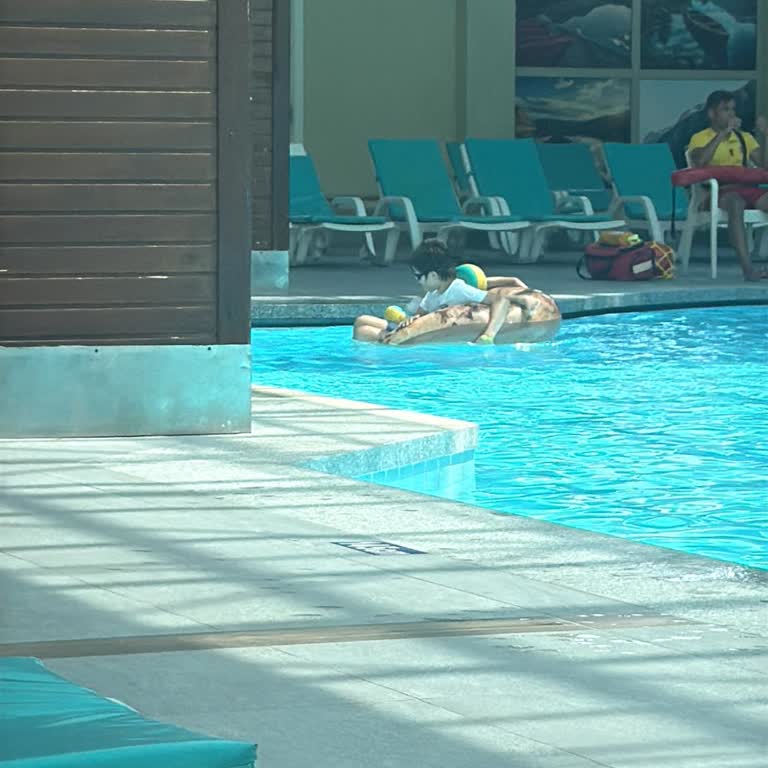 Havuzdaki Büyük Botun Kayıp Olması Ve Otel Yönetiminin Açıklama Yapmaması