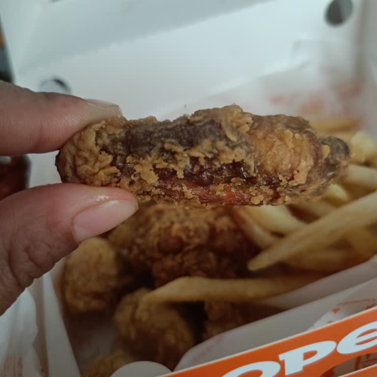Popeyes Şubesinde Kuru Ve Yanık Tavuklar, Saatlerce Bekletilmiş