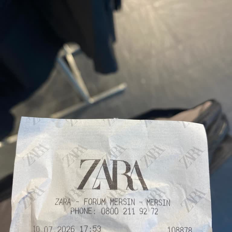 Zara Mağazasında Çalışanın Müşteri Tişörtünü Koklaması Saygısızlık Olarak Şikayet Edildi