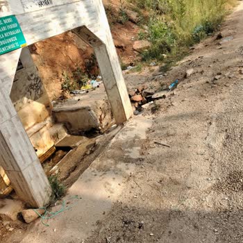 Eğirdir Belediyesi Yolunun Çakıllı Ve Taşlı Olması Yaya Ve Araç Güvenliğini Tehdit Ediyor