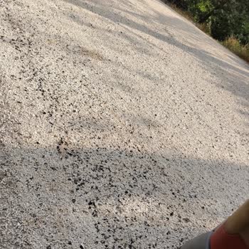 Eğirdir Belediyesi Yolunun Çakıllı Ve Taşlı Olması Yaya Ve Araç Güvenliğini Tehdit Ediyor