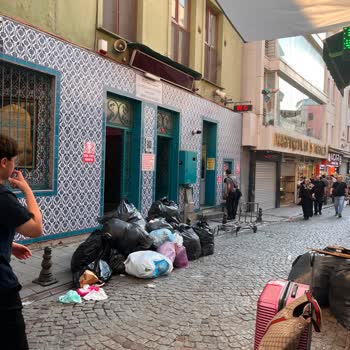 İstanbul Büyükşehir Belediyesi Caminin Önündeki Çöp Yığını: Koku Ve Sivrisinek Sorunu